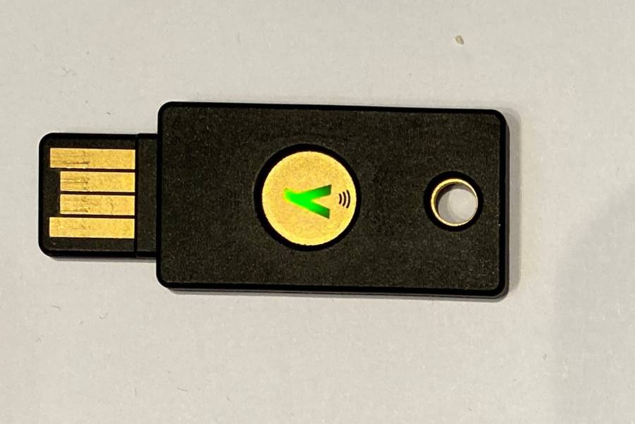 yubikey5nfc_led.jpg