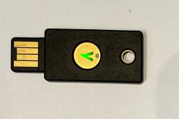 YubiKey 5 NFC LED